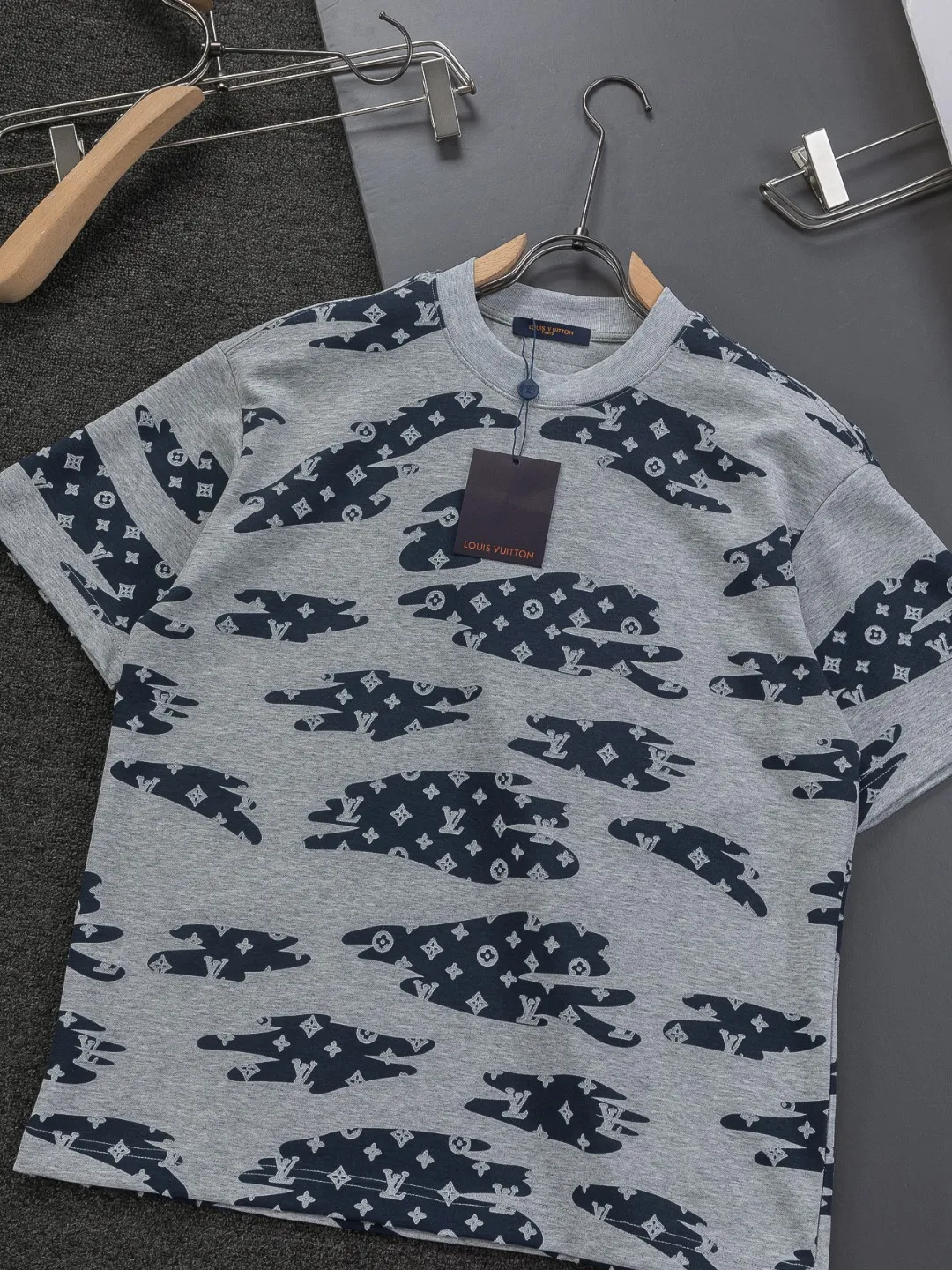 🅿️210 Louis Vuitton 1V LV micro-wide version S-XL LV 26ss new product counters are on the shelves at the same time. Multiple craftsmanship, composite fabrics, all-over cutting🔥Fire flower clouds☁️letter logo🪡 embroidery, round neck short-sleeved T-shirt, same style for men and women! Consigned to one-to-one creation. Synchronized with the official website, pure cotton fabrics at the counter! It is close to the skin and comfortable, durable and easy to wear. It has a classic and simple logo design and meticulous original craftsmanship. Short-sleeves, a must-have item for men, do not appear to be the same for the general public, but must be unique and eye-catching. This LV short-sleeve is all about quality, comfort, the same shape and fashion as always, including fabrics and cutting techniques. All of them have been made with great effort! 320 grams of washed pure cotton fabric, pure cotton is breathable, very refreshing and comfortable for daily wear. The rib knitting on the neckline is smooth and tight, and the neckline will not be skewed if you toss it at will. The loose version, you will find that it looks really good on the upper body. The overall is minimalist and neat, super versatile for daily use! Pair it casually with a pair of pants for a youthful look. A T-shirt will make your outfit crazy. It is a fashionable item that can never go wrong! Color: Black White Gray Purple Size: S-XL Size chart: S: Shoulder width 50-Bust 56-Length 70 M: Shoulder width 52-Bust 57-Length 72 L: Shoulder width 54-Bust 59-Length 74 XL: Shoulder width 56-Bust 62-Length 76